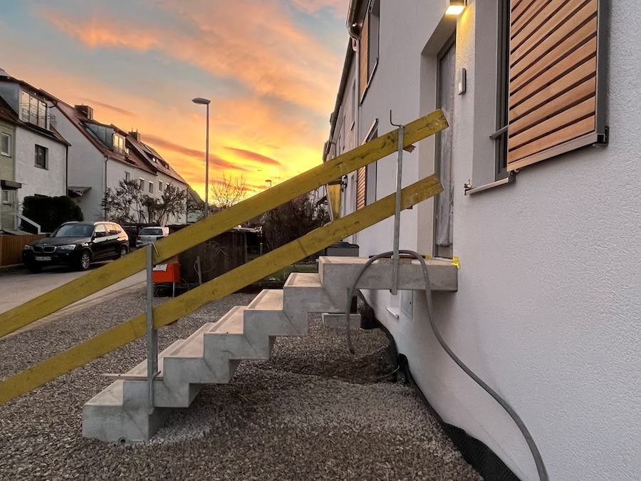Straßenseite Treppe im Abendlicht
